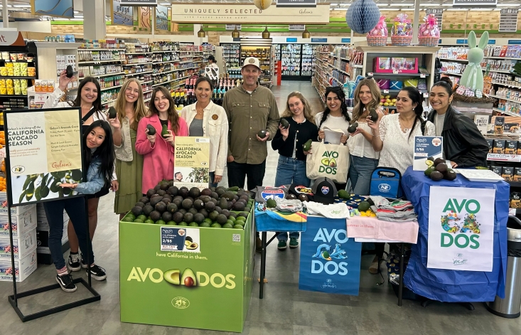 California avocado growers Jessica Hunter and Andy Lyall met with hyperlocal San Diego food and healthy living influencers during an in-store sampling event at Gelson’s in Del Mar to help kick off the season.